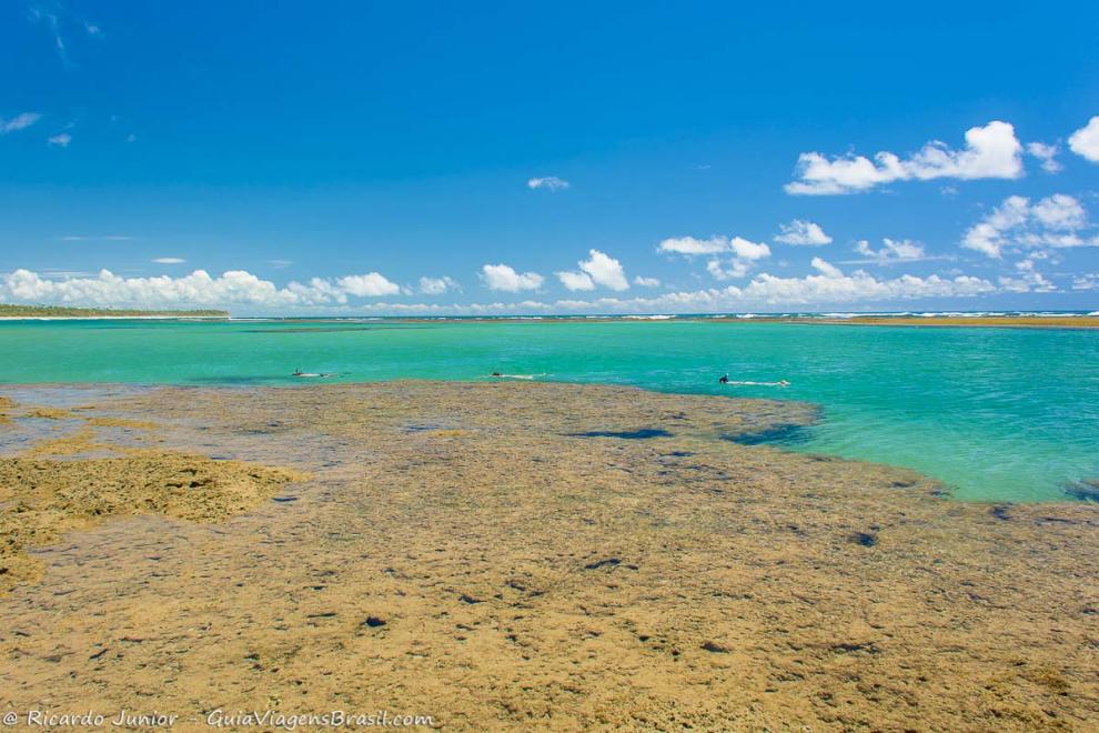 Imagem da piscina paradisíaca da Praia Taipu de Fora.